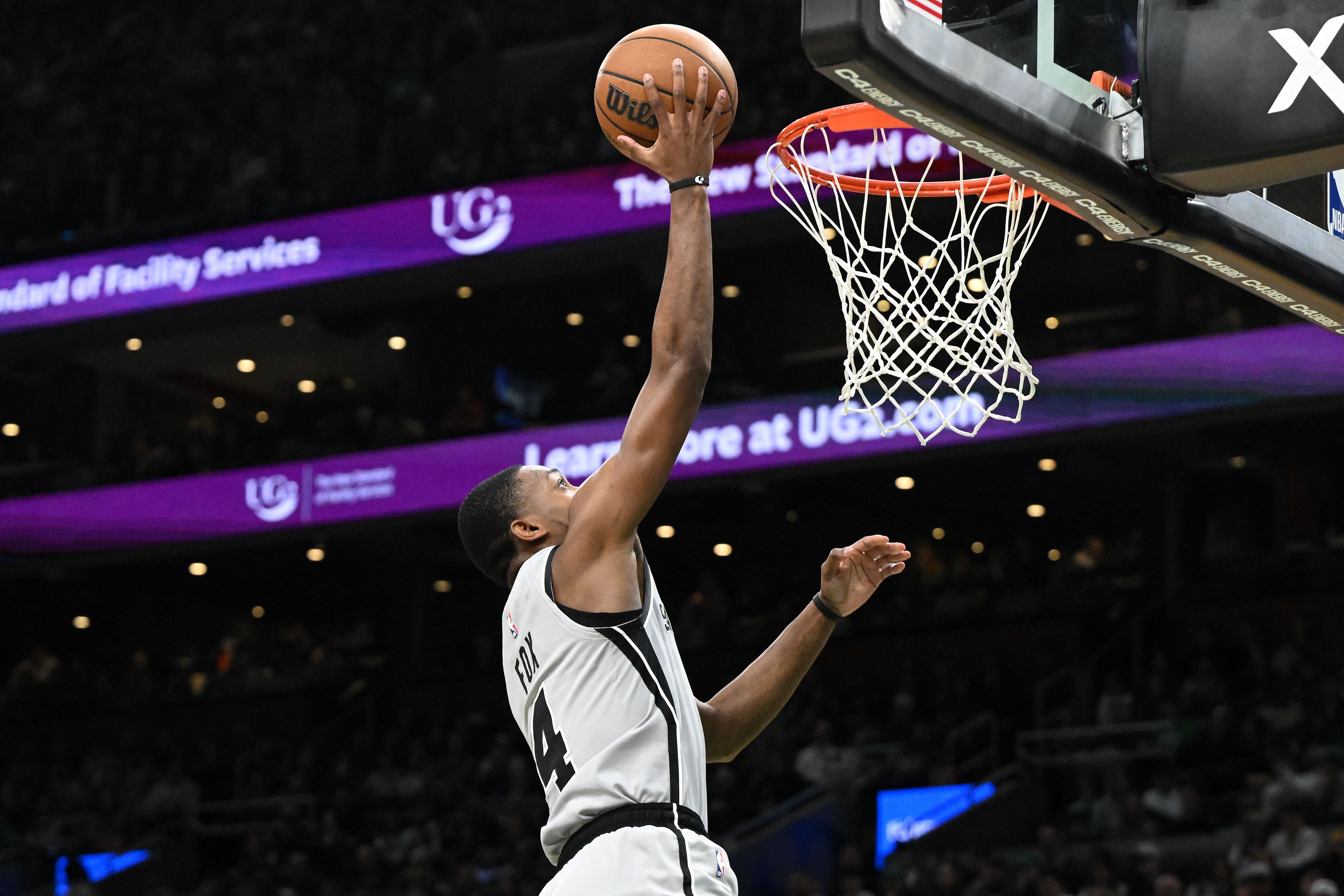 v体育-飞狐碎敌！福克斯末节连取12分！全场13中10&amp;6三分砍31分5板5助！